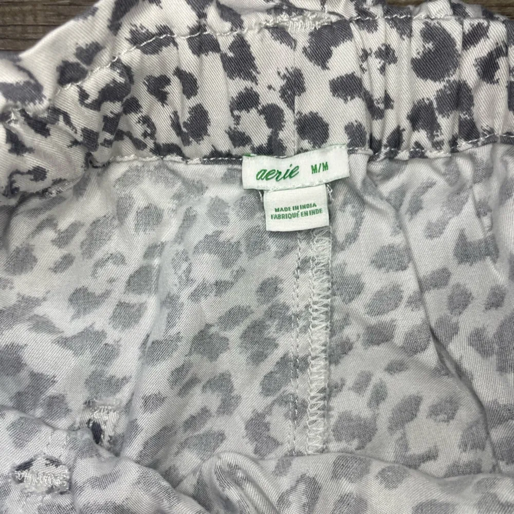 Aerie cheetah printed paper bag shorts sz M - Image 3