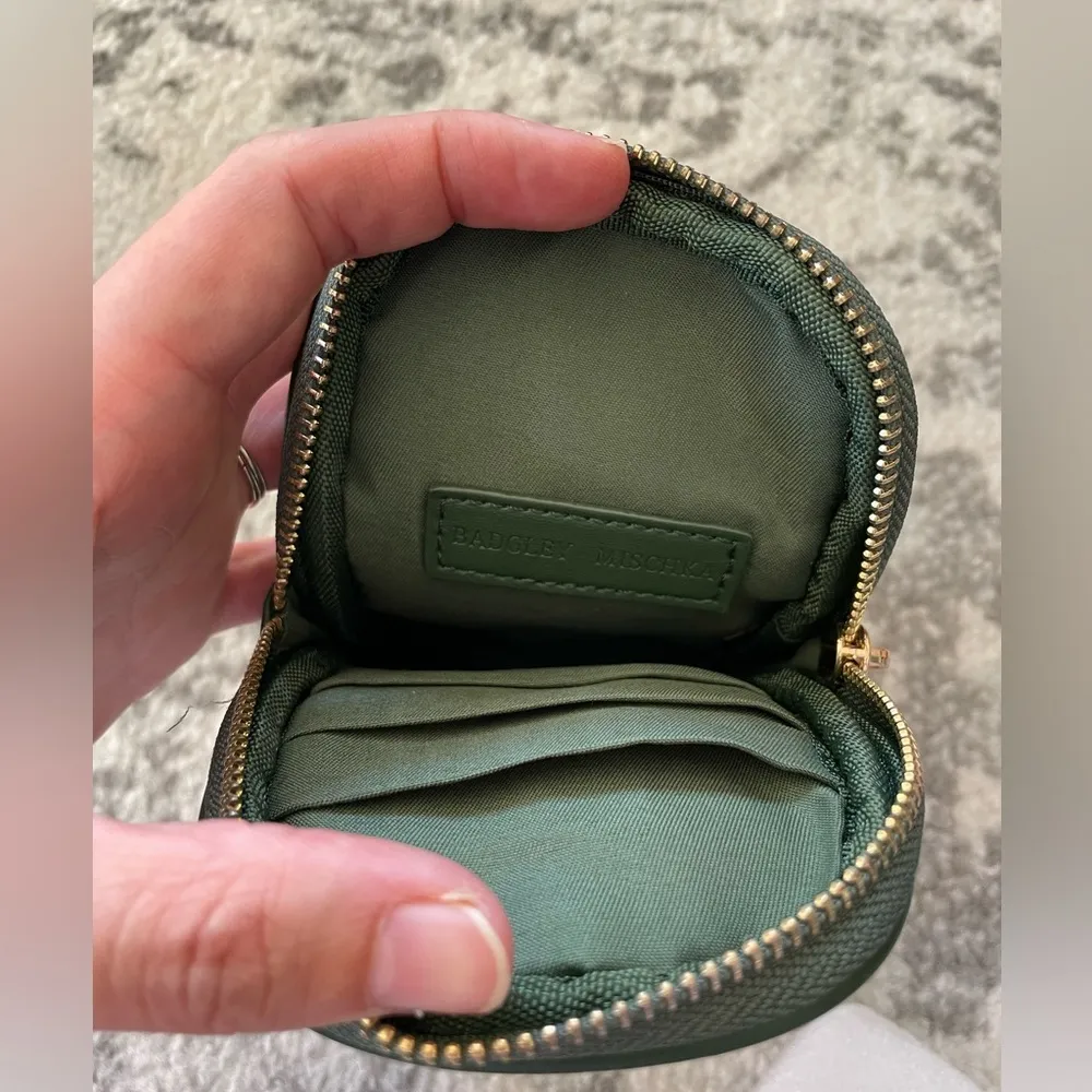 Badgley Mischka Diamond Quilted Oval Crossbody Phone Case in chive NWT - Image 8