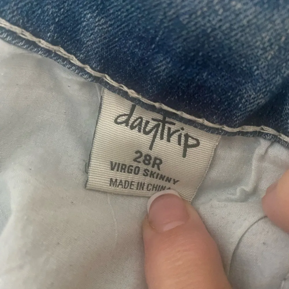 Day trip Virgo Skinny Light Wash Jeans. Size 28R. - Image 9