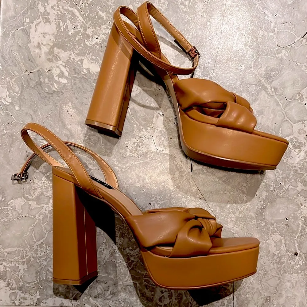 Bloomingdale’s Lory Platform High Heel Sandals in Camel, Size 10 NEW - Image 2