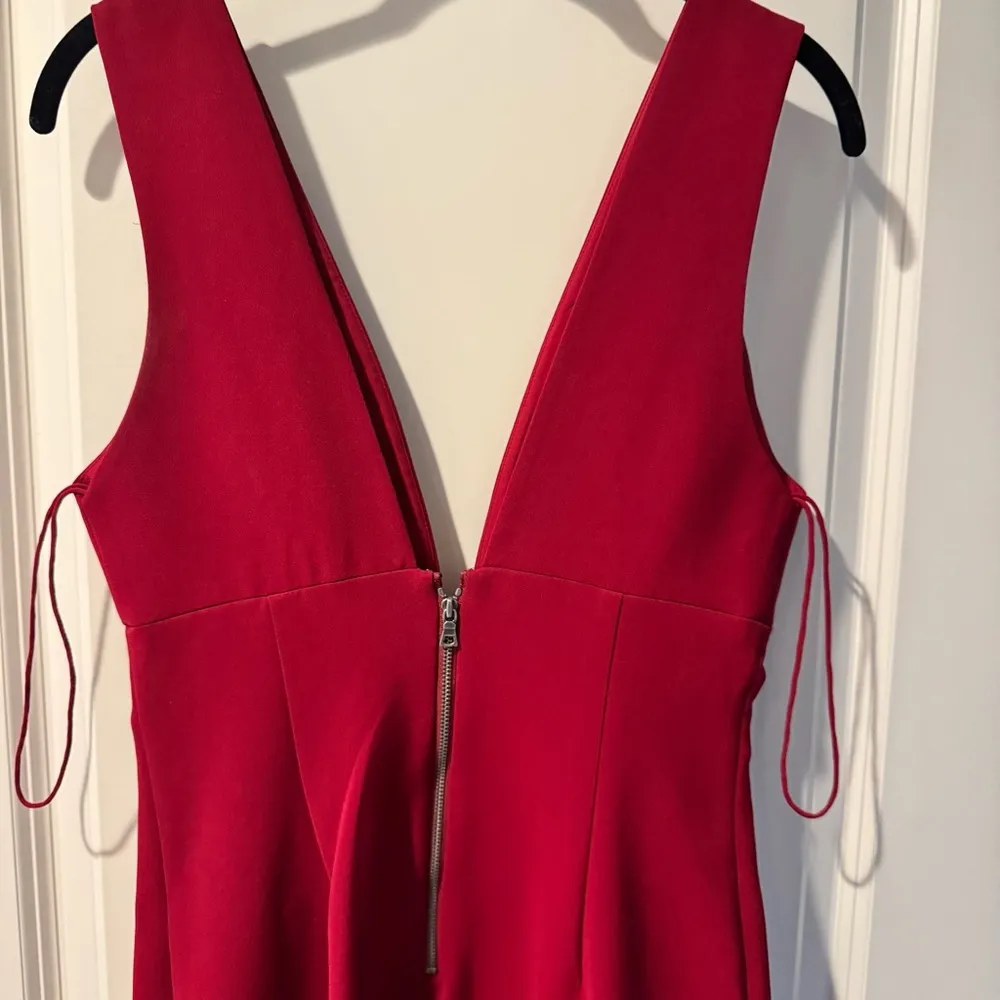 ALICE + OLIVIA Esmra Fitted V Neck Dress in Bordeaux Red | Size 4 - Image 5