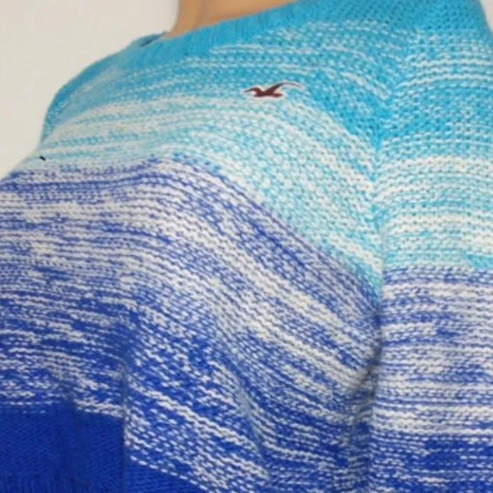 Hollister VINTAGE Ombré Blue Crewneck Sweater - Image 4