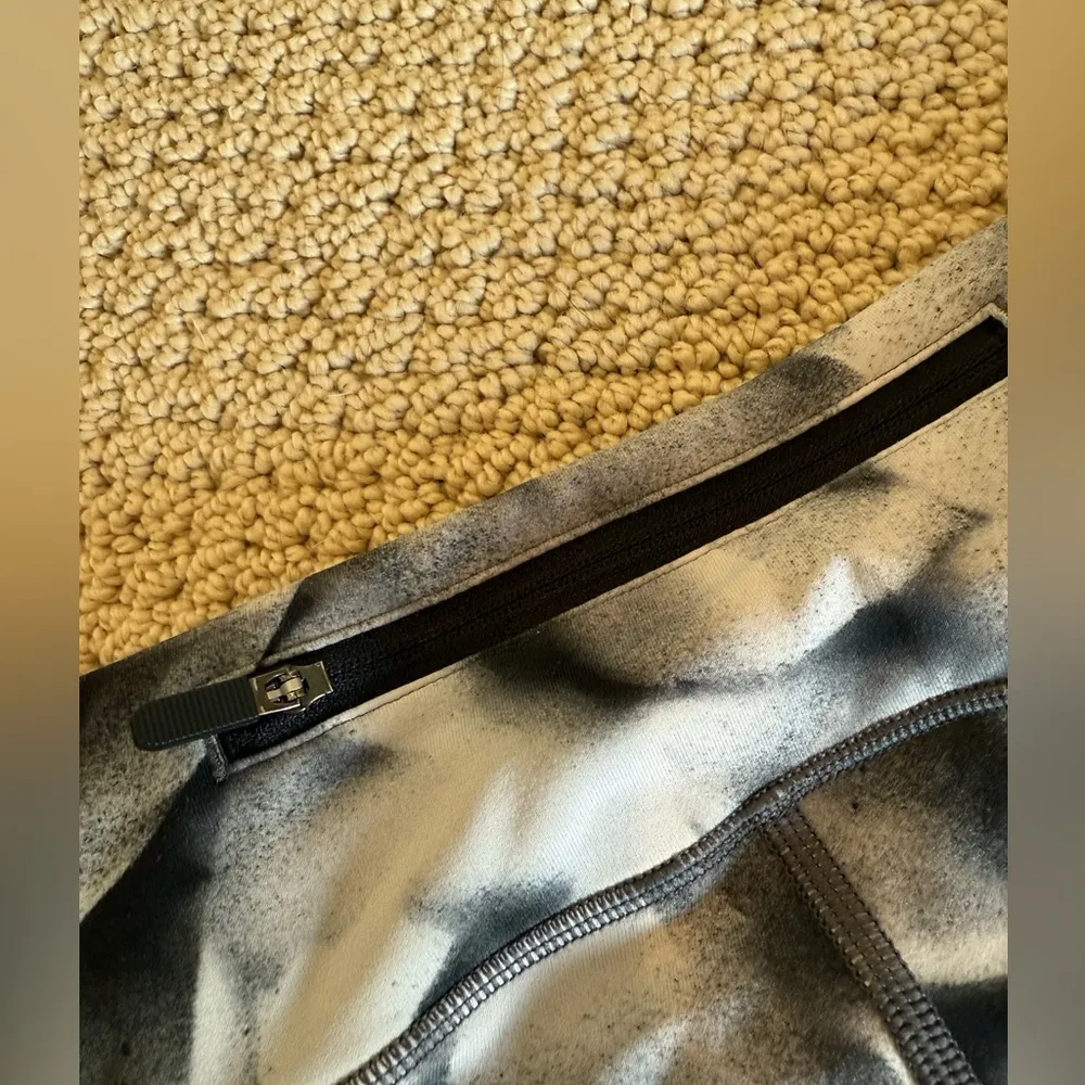 Lululemon Women’s Speed Up Crop Leggings Size 10 Black White Pattern Athletic - Image 7