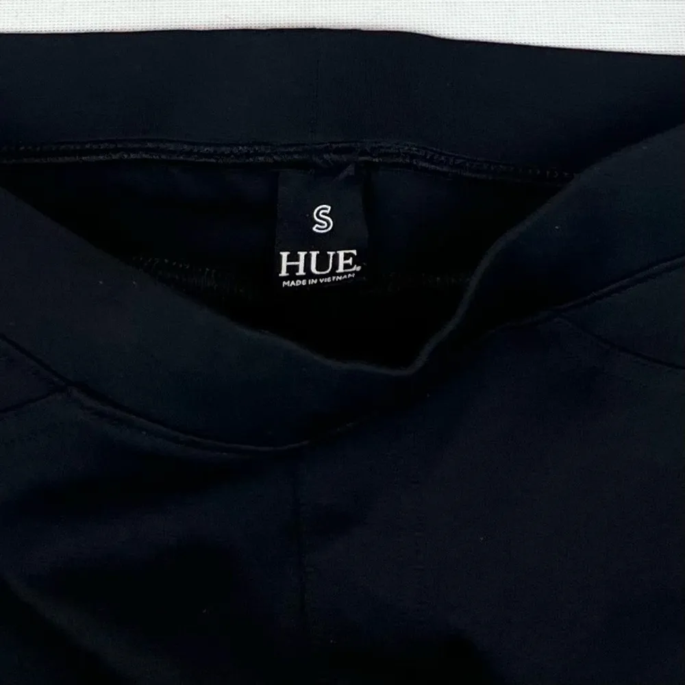 HUE Pull On Black Ponte Capri Leggings - Image 11