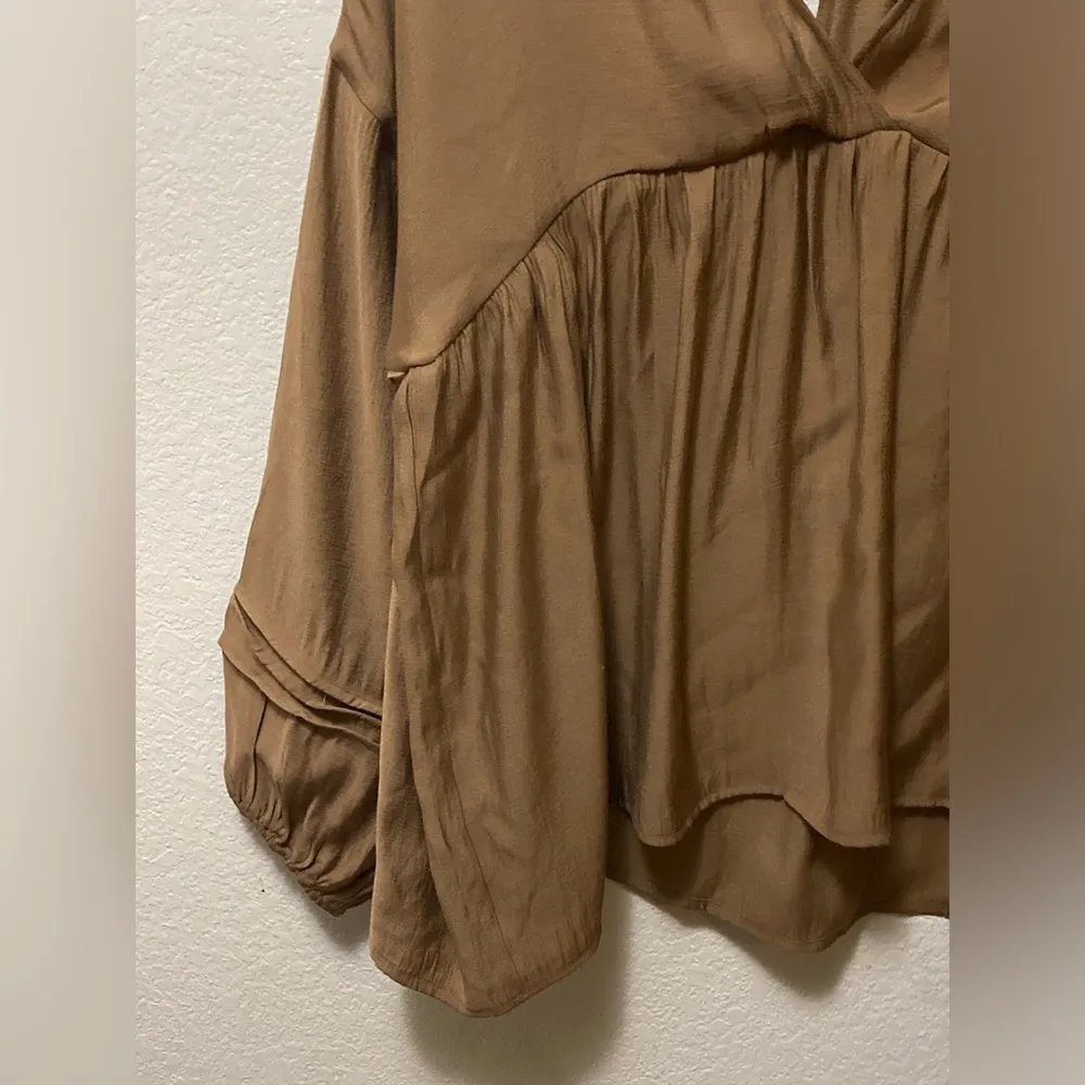 Cupshe NWT  Tan Blouse! - Image 3