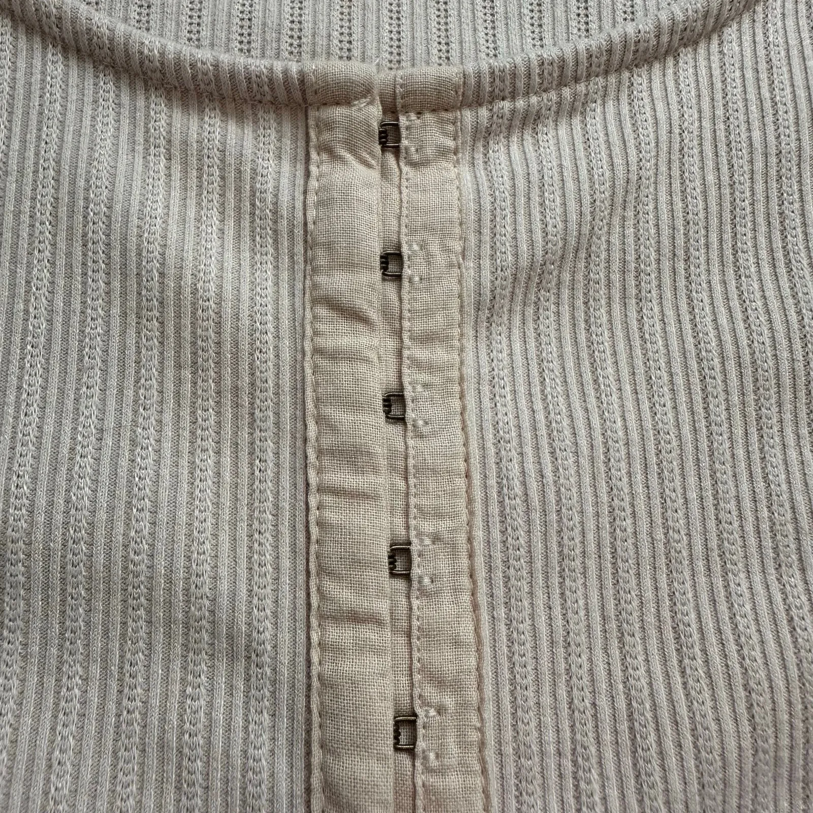 Bohme light tan knit long sleeve clasp front top size M - Image 5