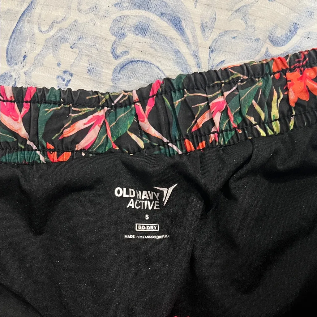 Old Navy women’s floral Print Black active Shorts - Image 2
