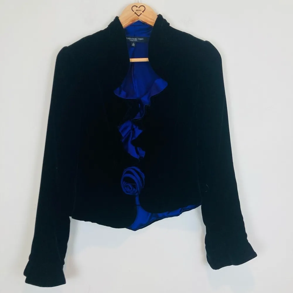 Carmen Marc Valvo collection silk velvet blazer w/ ruffle detail purple lining. - Image 4