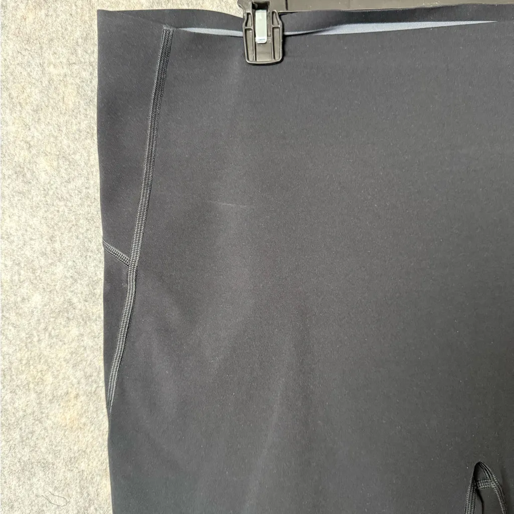 Spanx Woman Plus Size 3X Black molding capri lightweight Leggings. - Image 2