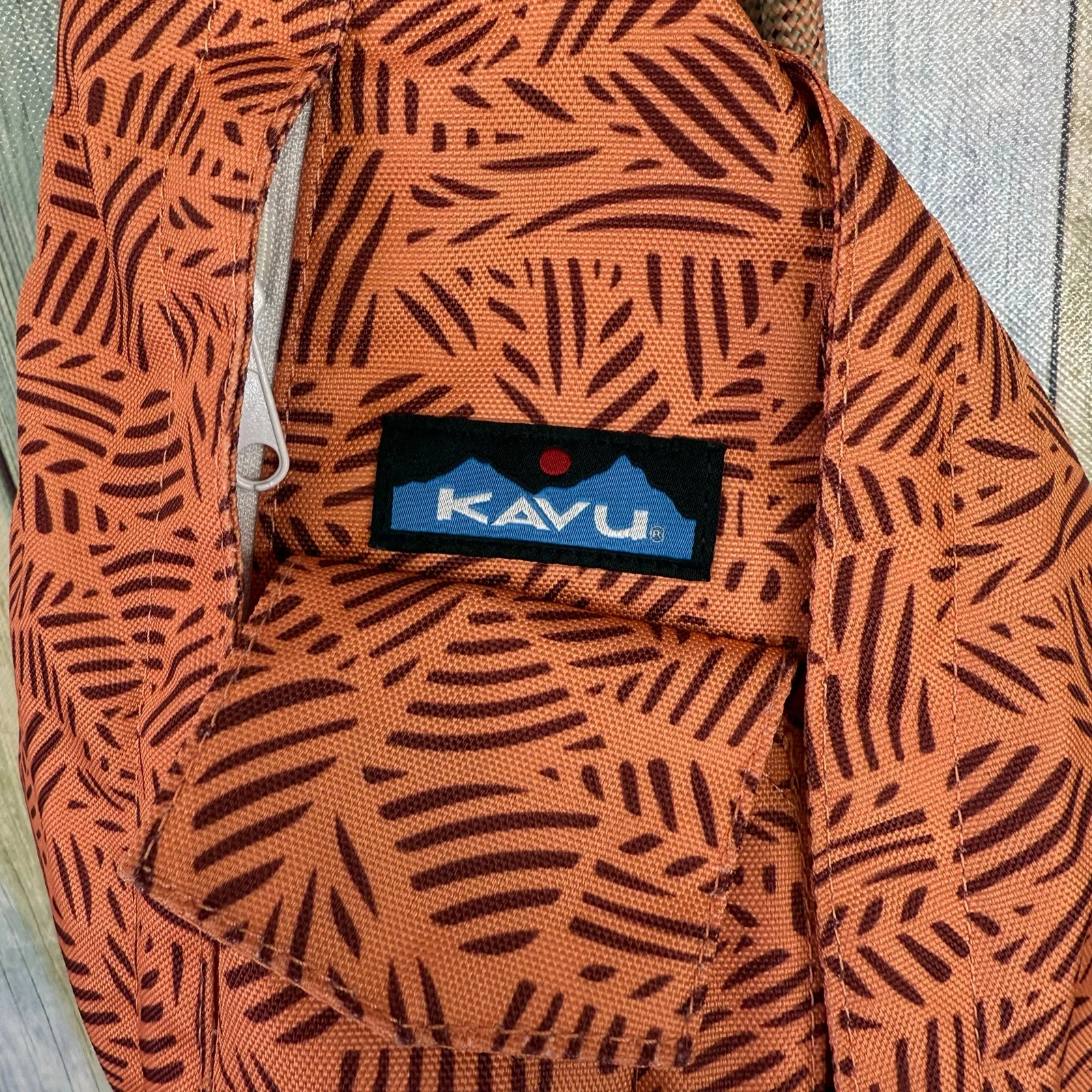 Kavu Rope Sling Bag Regular Size Crossbody Coral Black Tiger Beats Print - Image 6