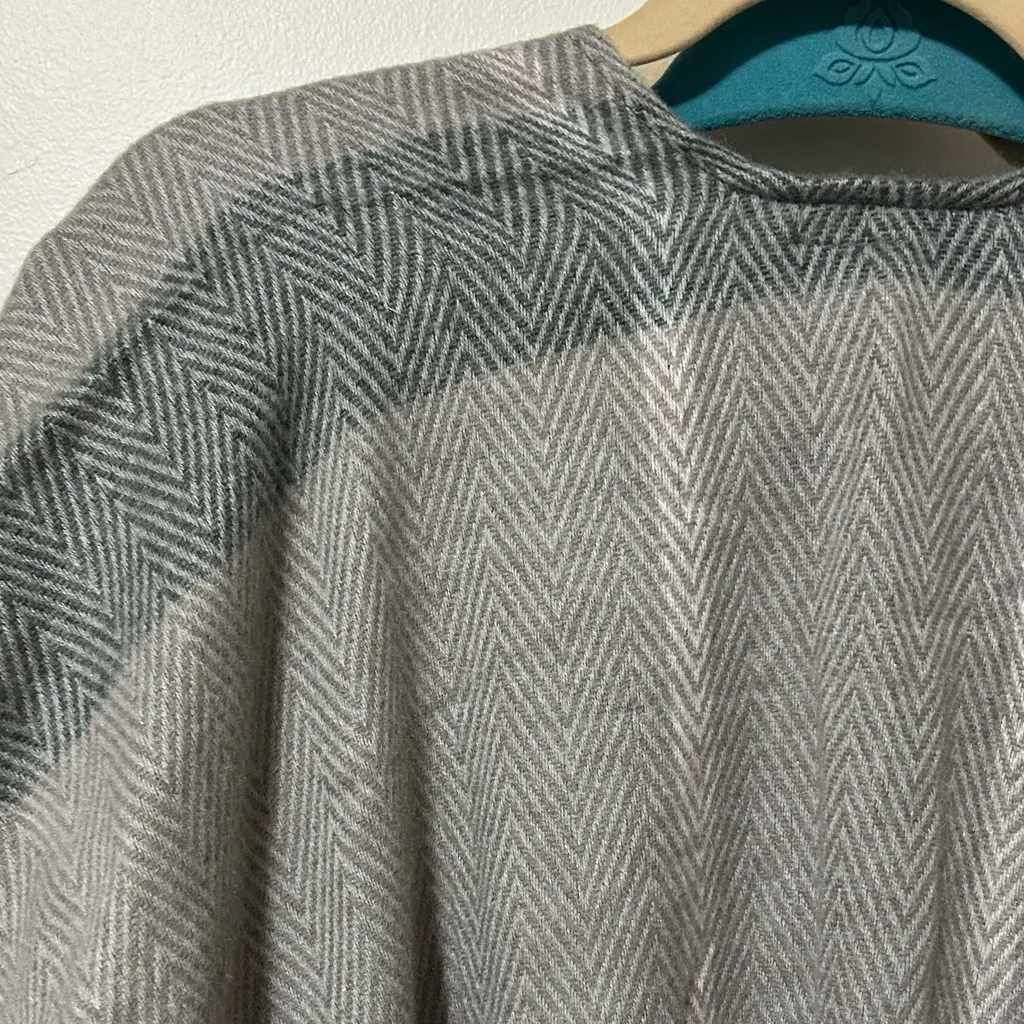 Woolrich  Gray Chevron Pattern Poncho - Image 4