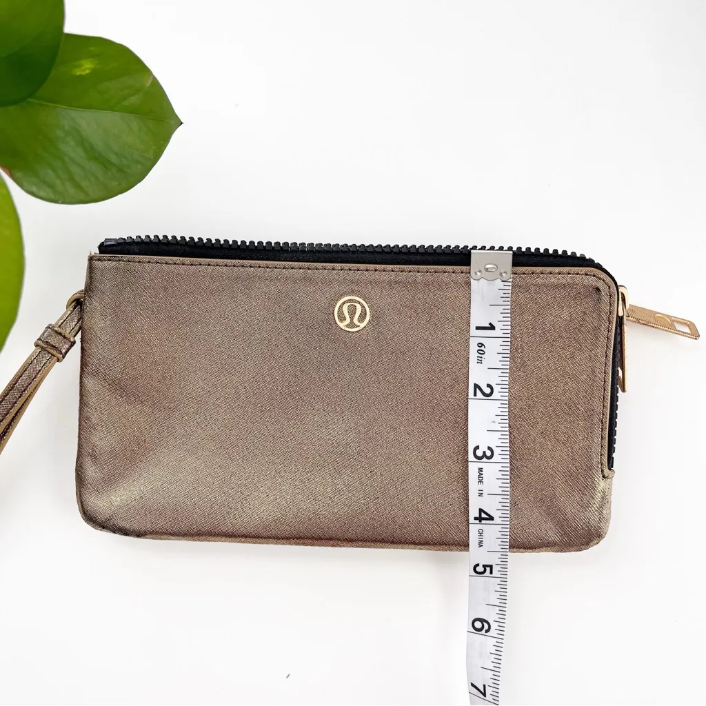 Lululemon Double Up Pouch Wristlet in a Metallic Gold - Image 8