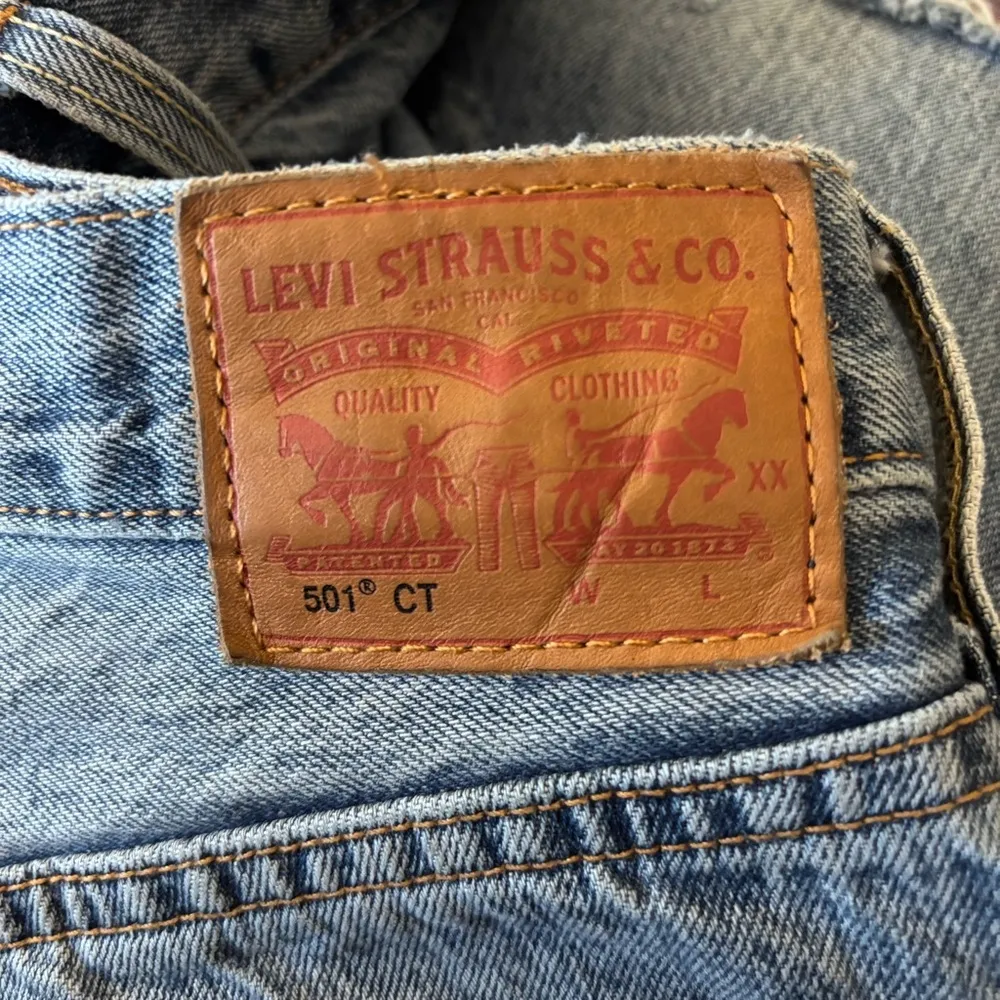 Women's Levi's 501 cropped ripped mid rise boyfriend jeans size 30 - Image 8