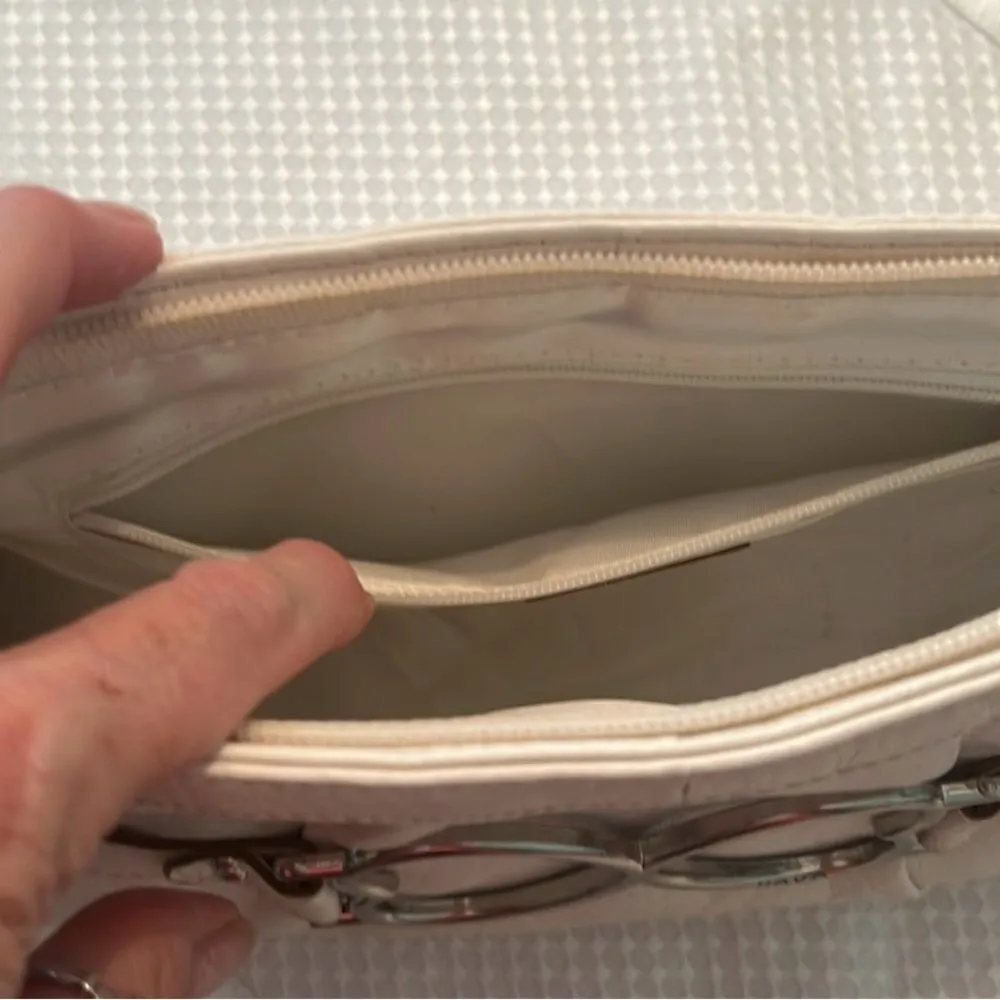 XOXO Y2K white faux leather wristlet clutch with silver heart EUC - Image 9