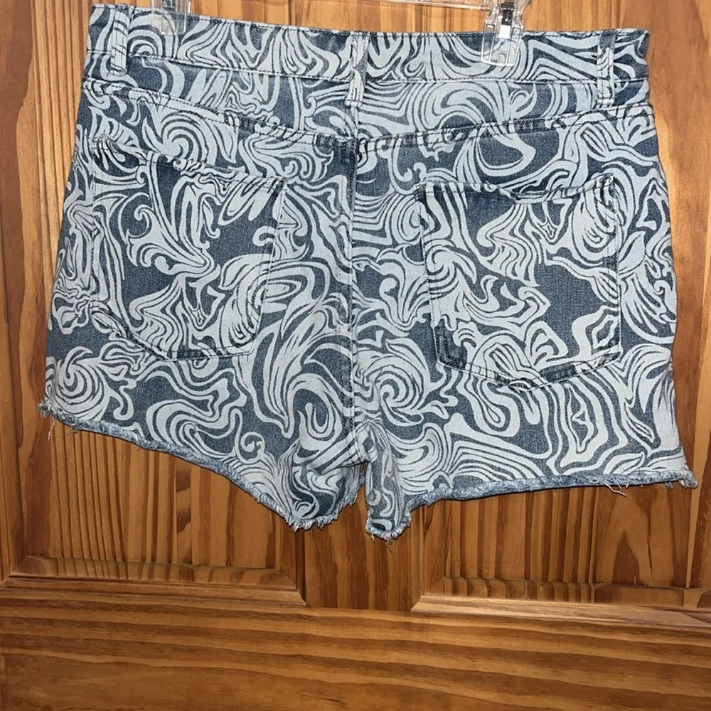 Jean Shorts with Designs frayed edges - Image 4