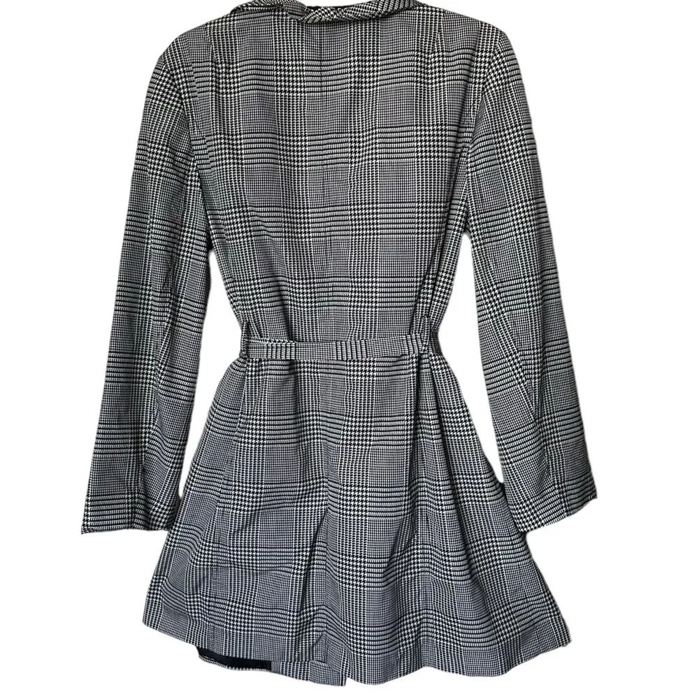 Talbots Houndstooth Plaid Black White Ruffle Collar Belted Raincoat size 10 - Image 2