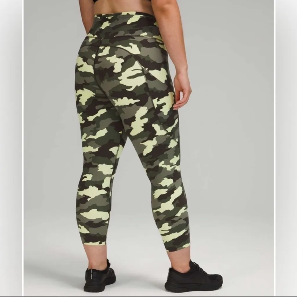 Lululemon Fast and Free Tight 25" Nulux Heritage 365
Camo Crispin Green size 6 - Image 4