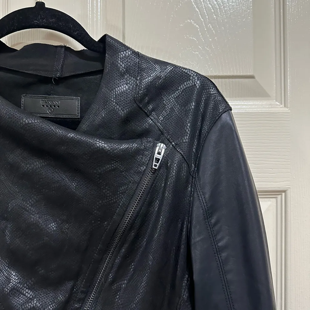 Blank NYC snakeskin faux leather moto jacket black size medium - Image 2