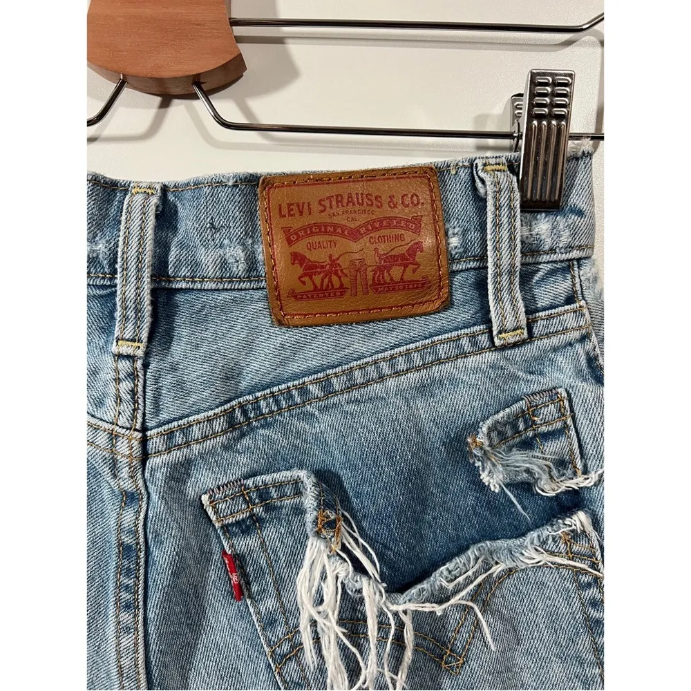 Levi’s Wedgie Shorts Size 24 in Light Wash Thrashed Button Fly - Image 6