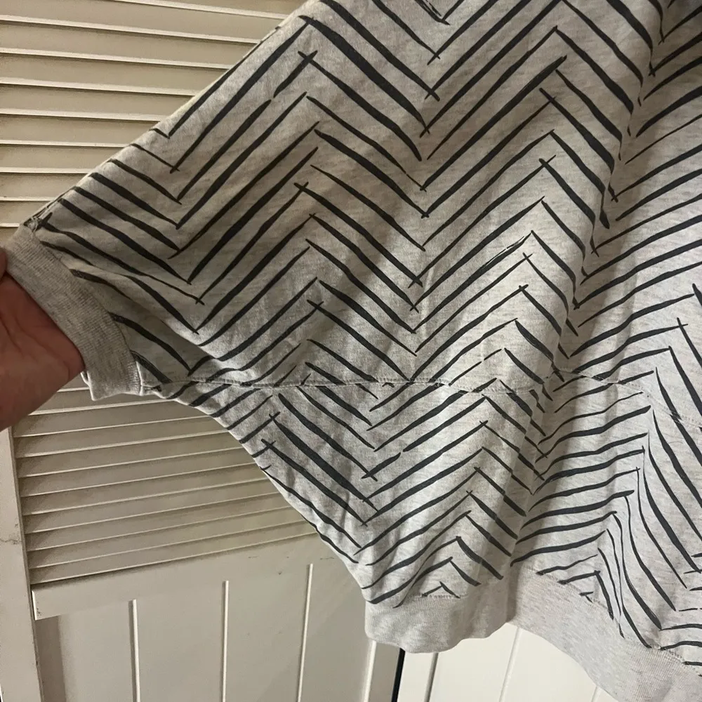 Billabong XL grey black stripe batwing zip up - Image 3