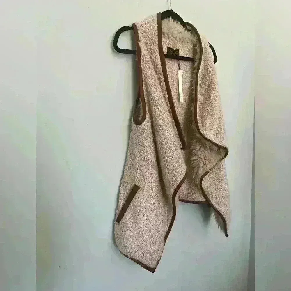 Love Tree Faux Fur Vest Size Small - NWT - Image 3