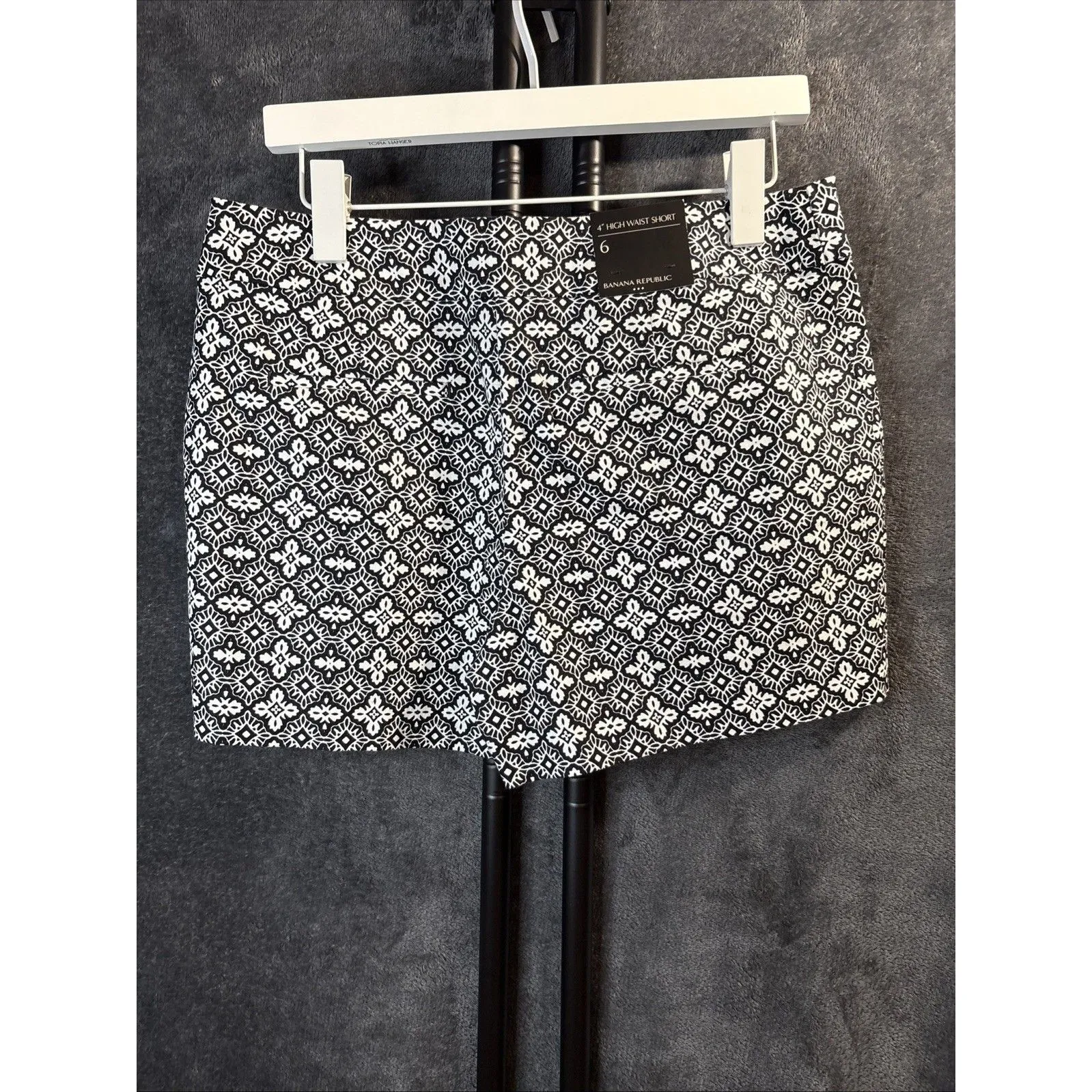 Banana Republic Shorts Women’s Size 6 Black and White Geometric Shape Size Zip - Image 3