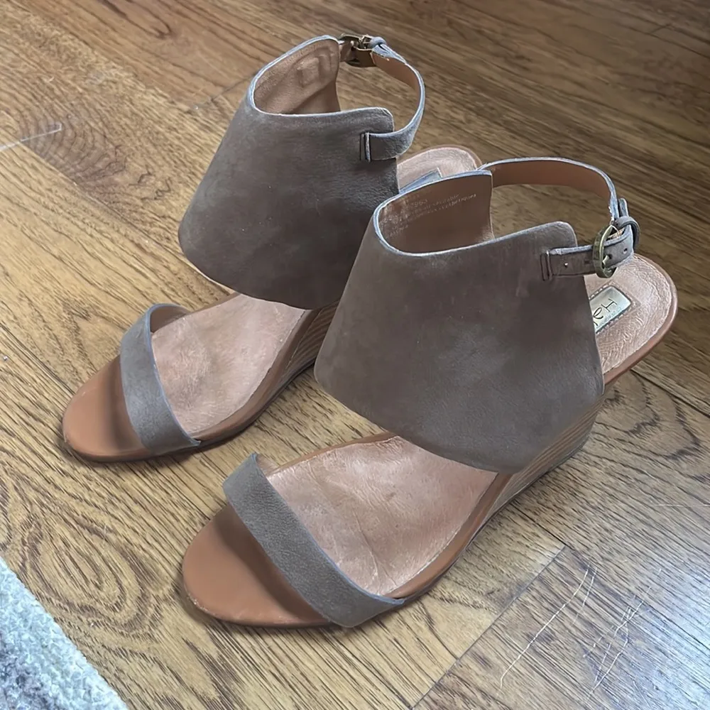 Halogen Clarette Suede Wedge Sandal Taupe Size 8 - Image 3