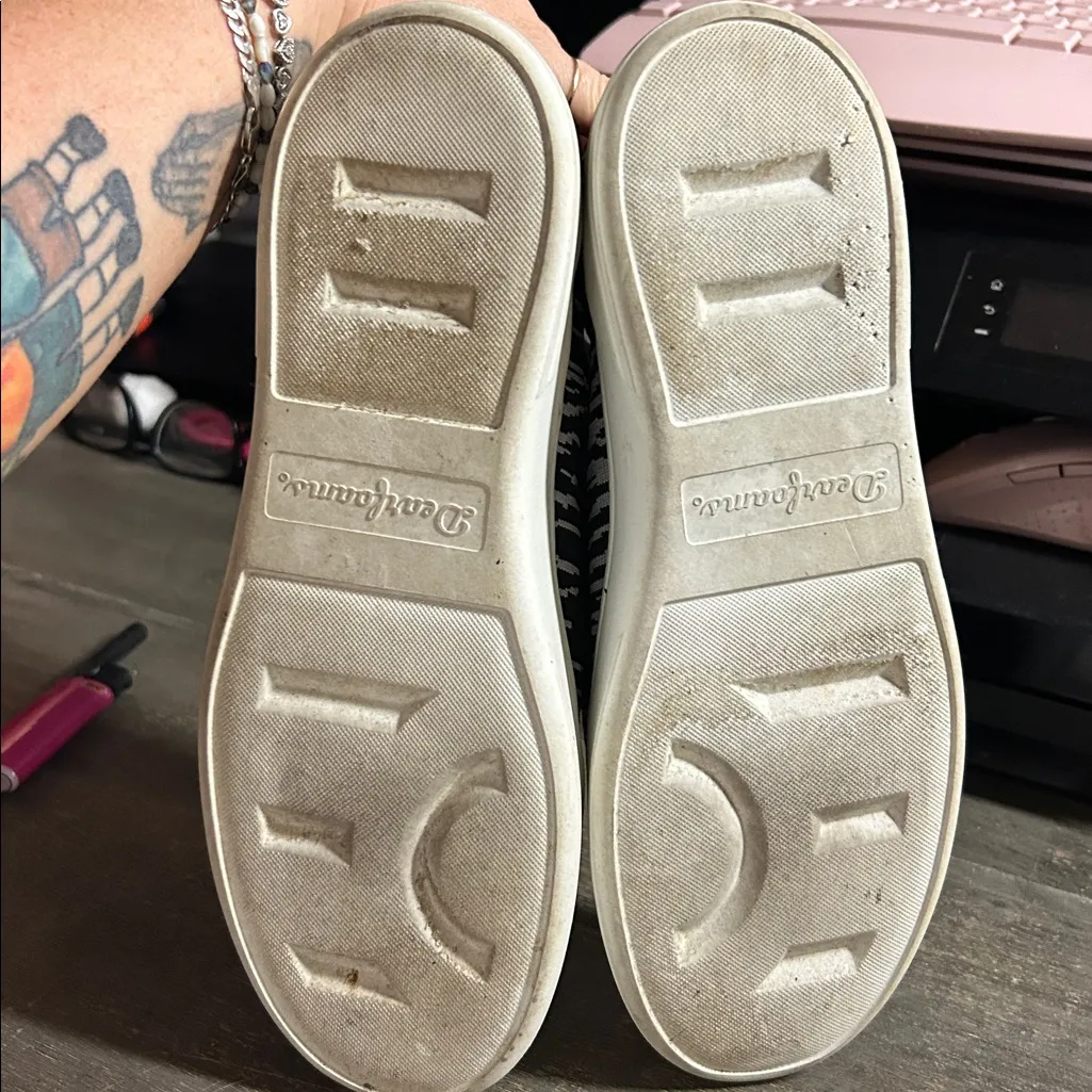 Dearfoams Black and White Comfort Slippers - Image 4