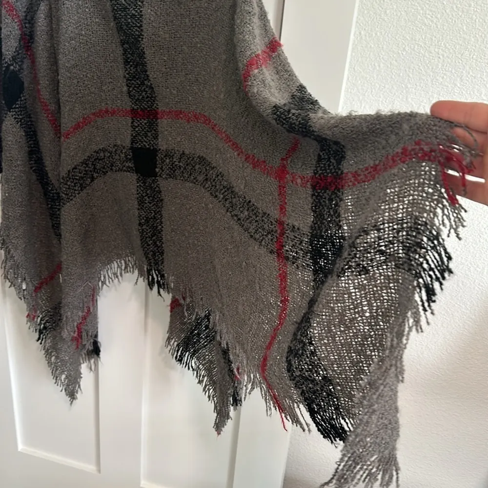 Ellie Kate Women's OS Turtleneck Blanket Poncho Gray Red Plaid Fringe Sweater Size undefined - Image 2