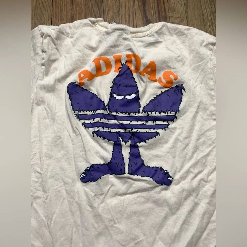Adidas  graphic tee large - Image 5