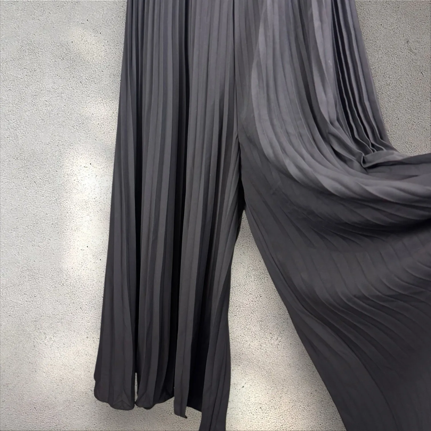 ALICE + OLIVIA Adalyn Pleated Plisse Halter‎ One Piece Jumpsuit Black Sz 4 - Image 4