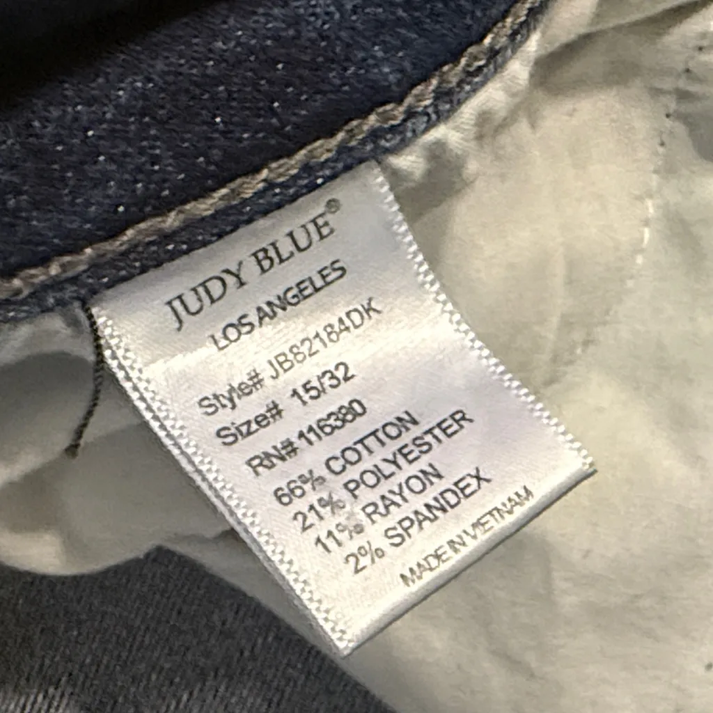 Judy Blue Dark Wash Capri Jeans Mid. rise Distressed Denim 15/32 - Image 4