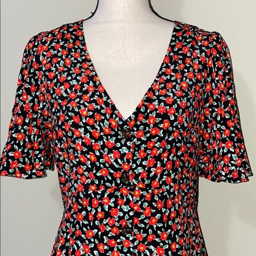 Skies are Blue v neck button down shirt size med - Image 11