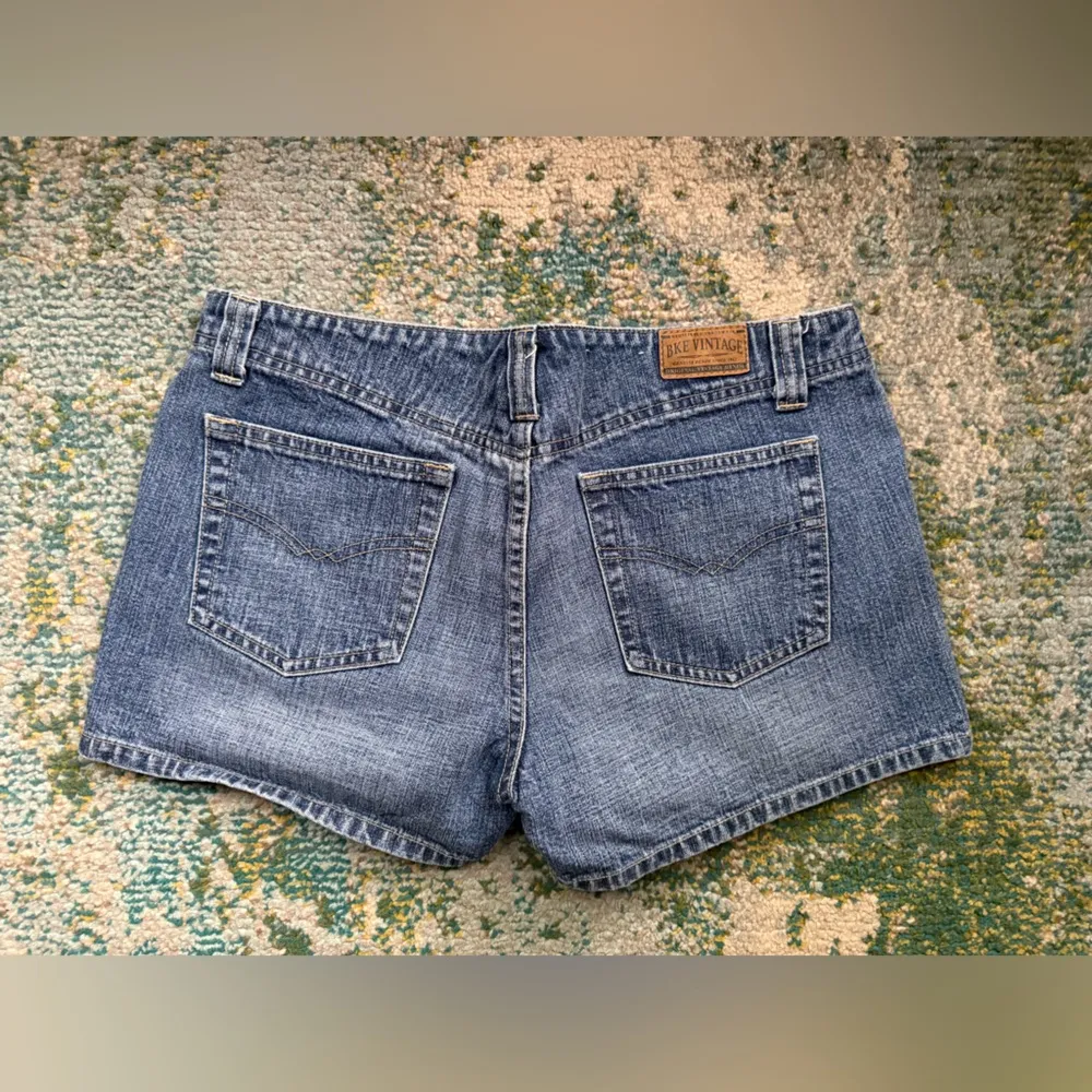 Vintage 90s BKE Midtown low rise button fly denim jean shorts, size 30 - Image 2