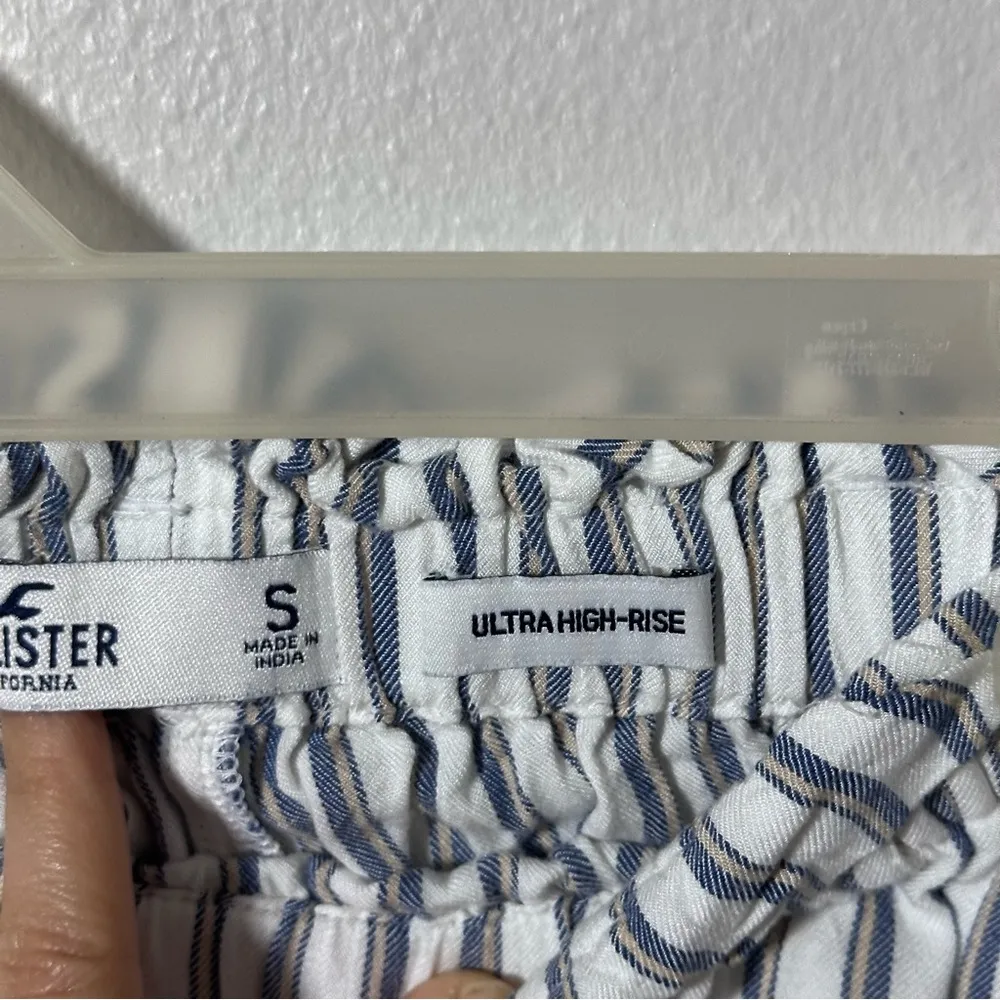 Hollister Women Elastic Waist Ultra High Rise Stripe Shorts White Size‎ S - Image 3