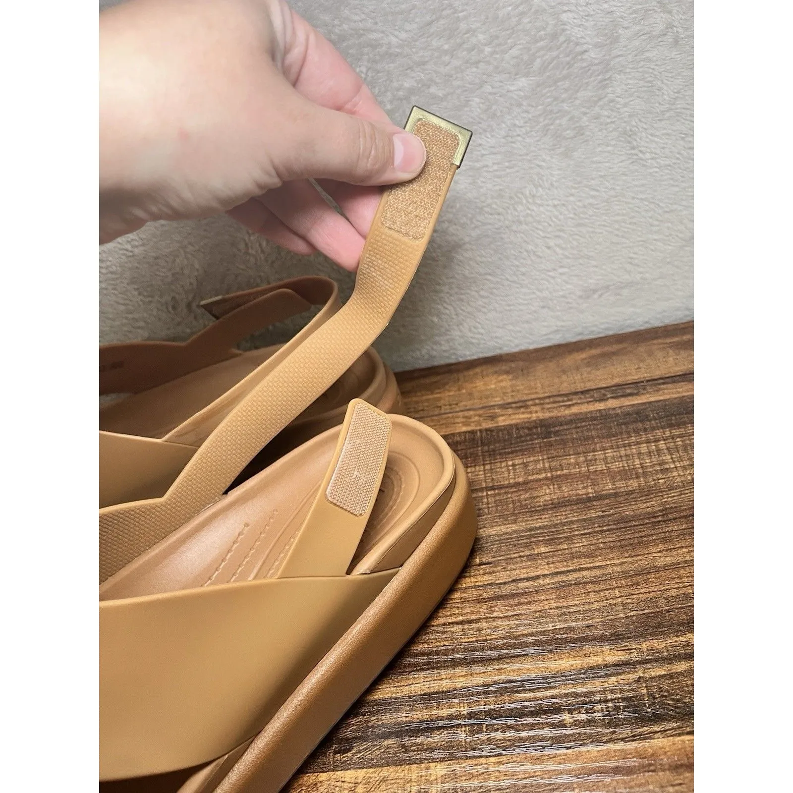 Crocs Womens 10 Brooklyn Luxe Cross Strap Tan Sandals Comfort Slides Coastal - Image 7