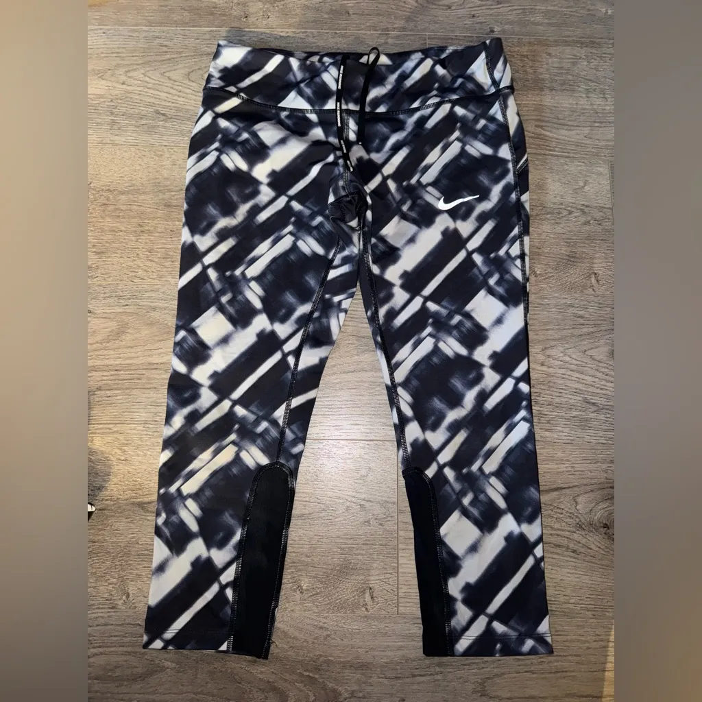 Victoria’s Secret NIKE CAPRI Active Leggings Bundle M/L - Image 8