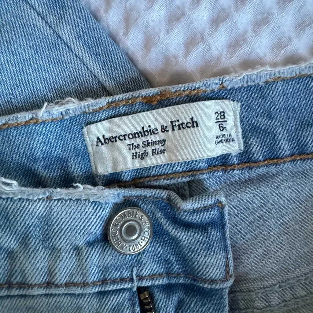 Abercrombie Ripped Light Wash Skinny Jeans - Image 3