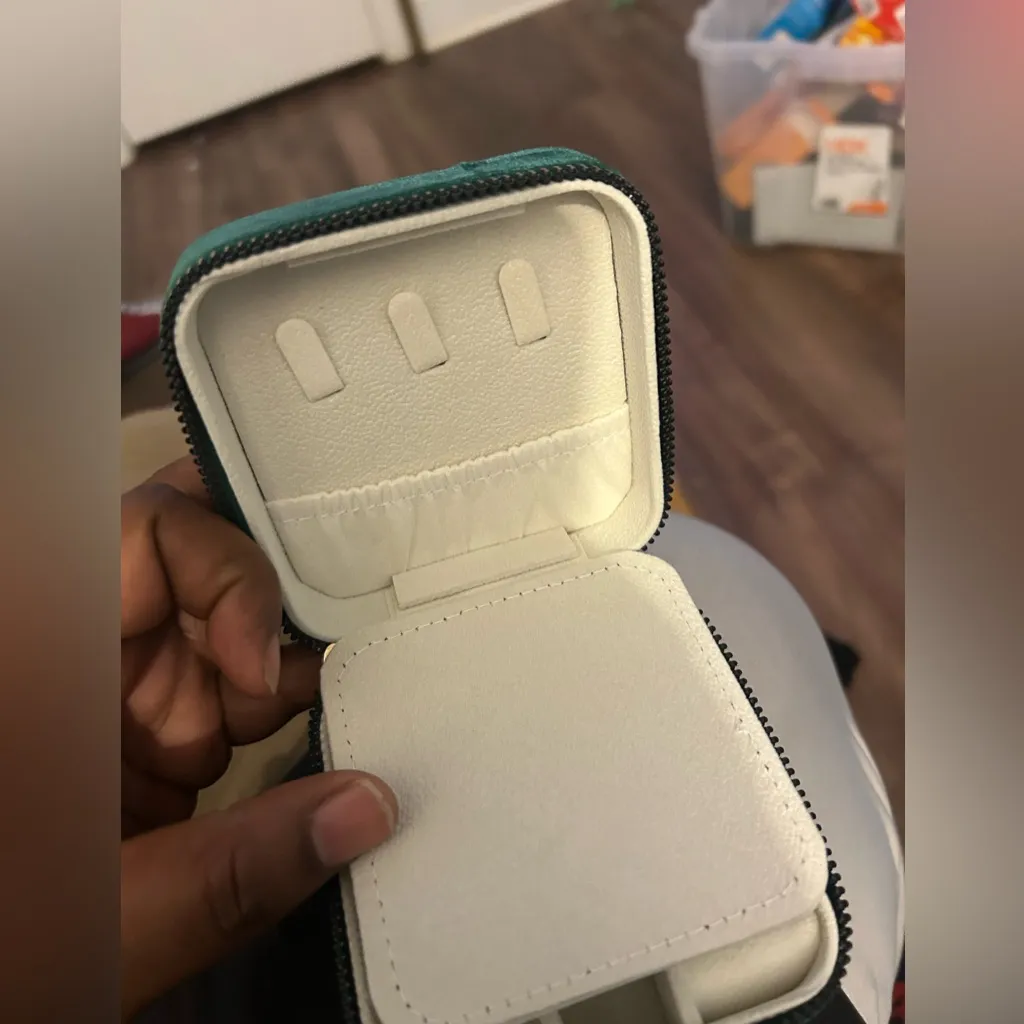 Green Travel Jewelry Organizer - Image 2