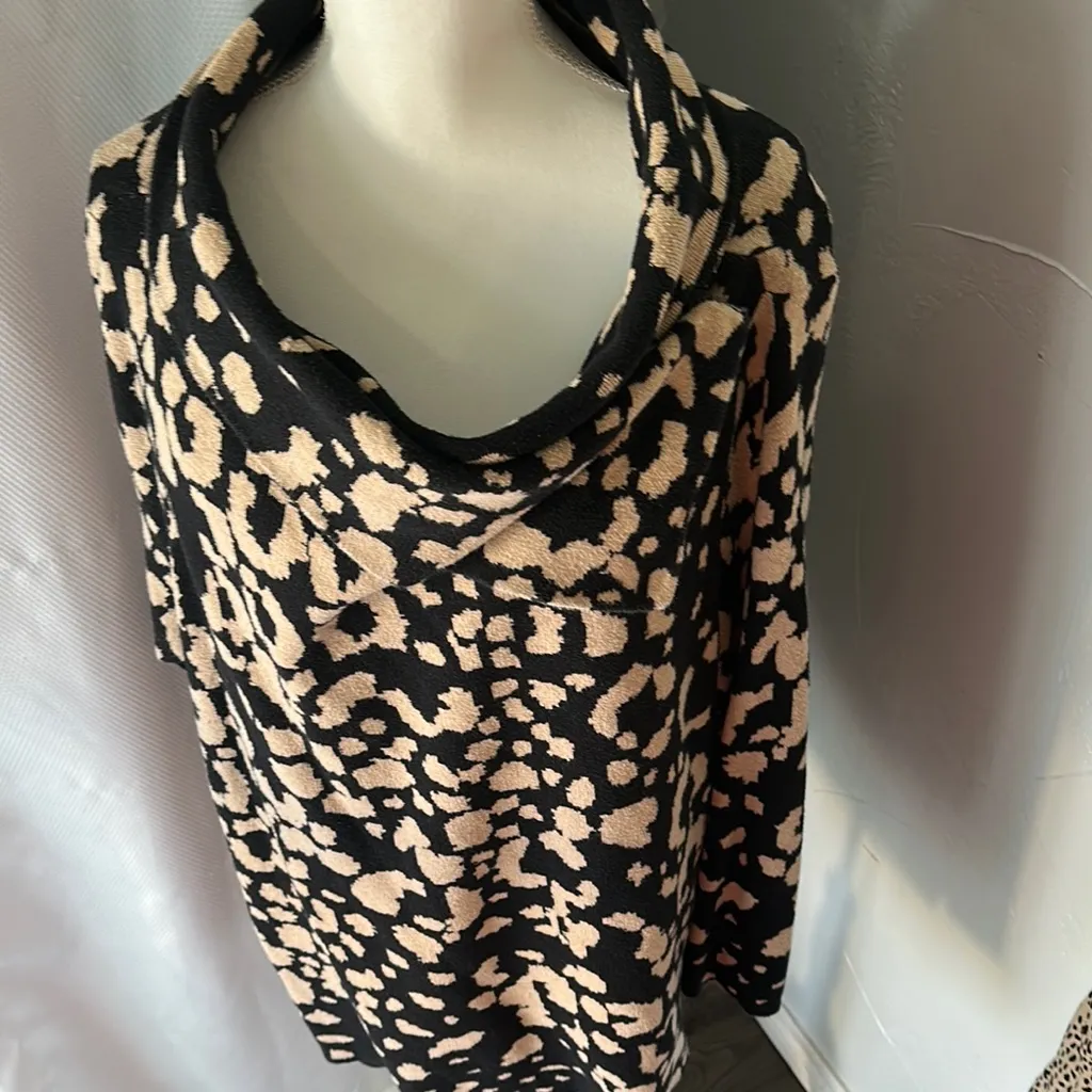 Lane Bryant Black and Tan Boxy Sweatshirt - Image 6