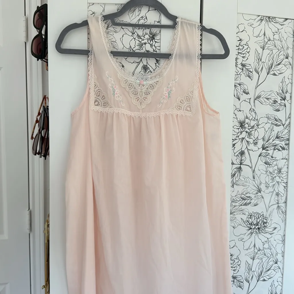 Vintage Vanity fair floral embroidered nightgown - Image 2