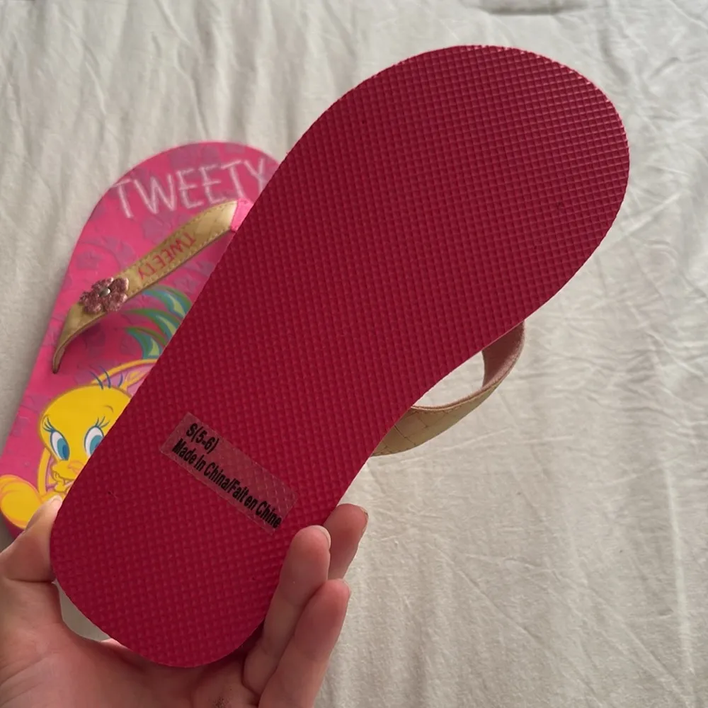 Looney Tunes Pink Tweety Bird Vintage Y2K 2007 Women’s Size 6 Flip Flops - Image 4