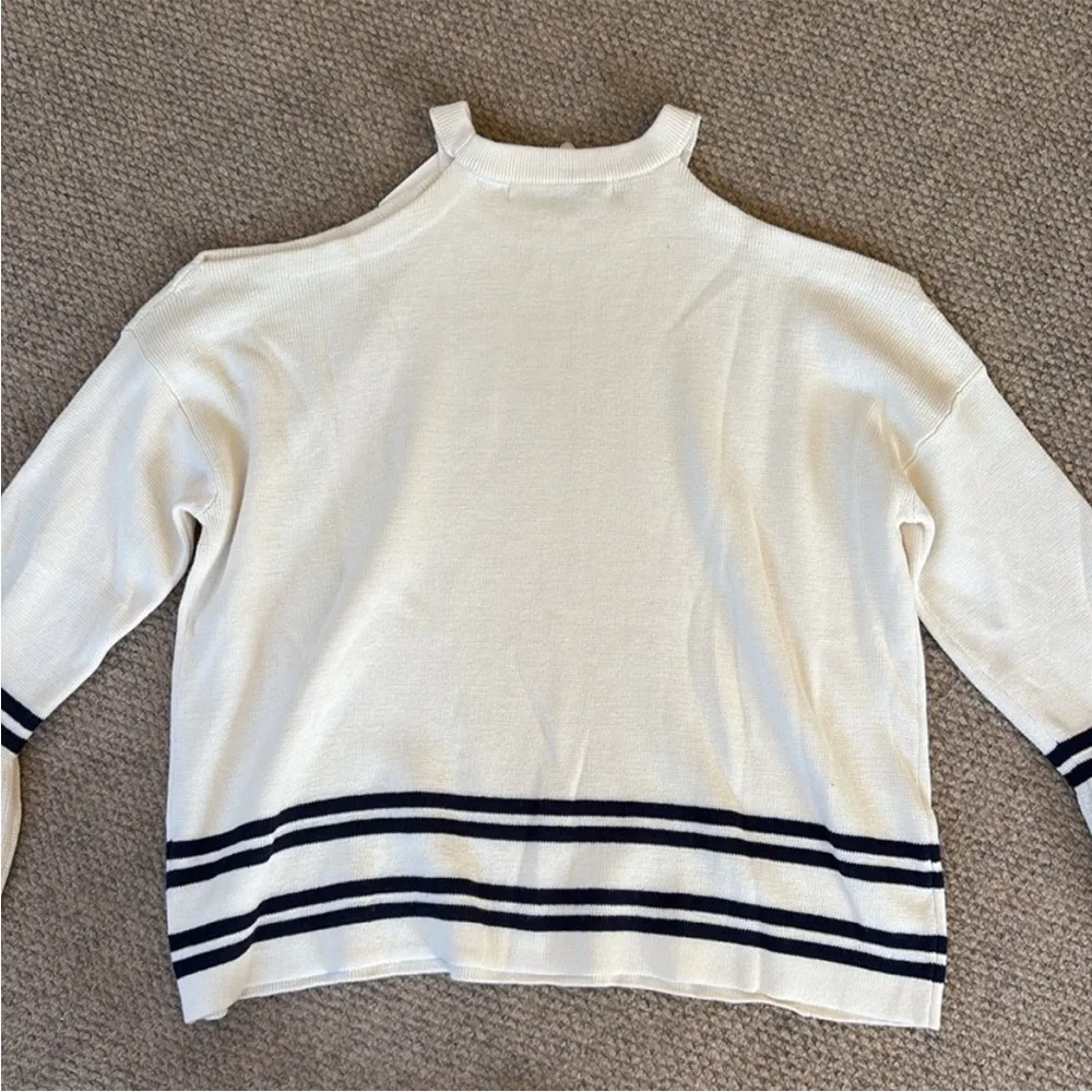 NWT Anthropologie Knitted & Knotted
Open Shoulder Ruffle Sleeve Sweater Small - Image 10