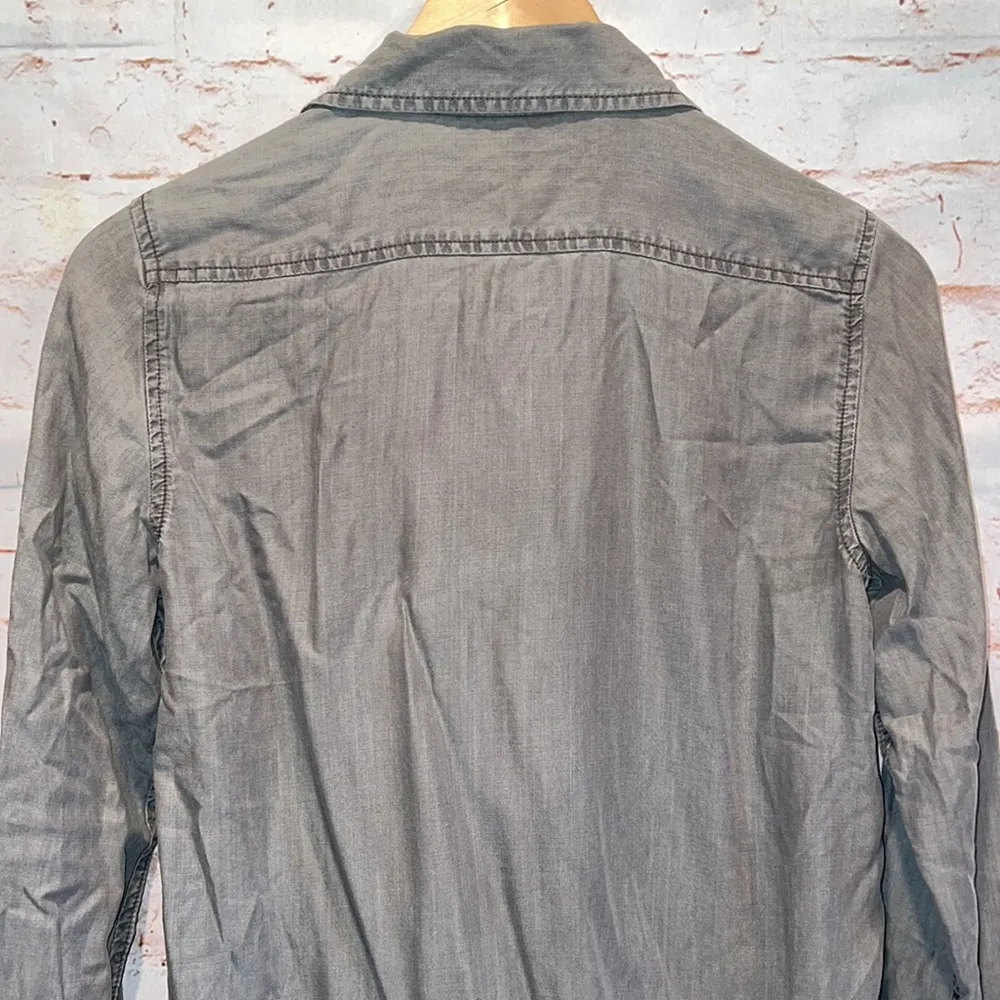 Gap gray lightweight shirt XS button down collared neck cuffs hi low hem loose - Image 7