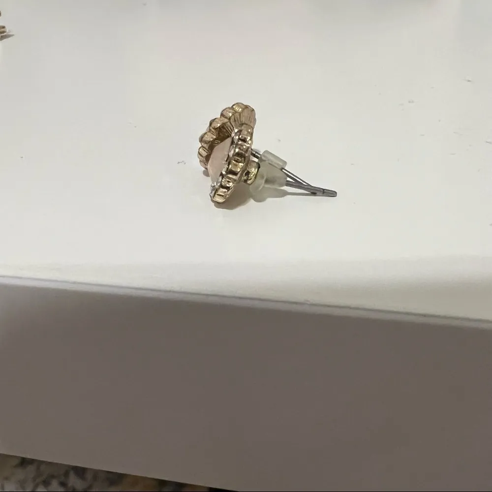 ⭐️ Pastel Pink Floral Crystal Stud Earrings EUC - Image 2