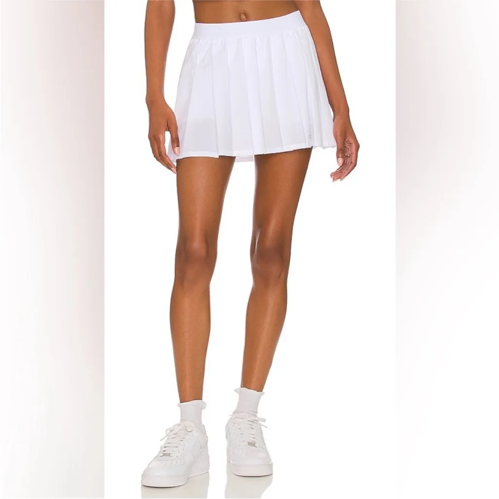 Chic White Mini Skirt - Image 3