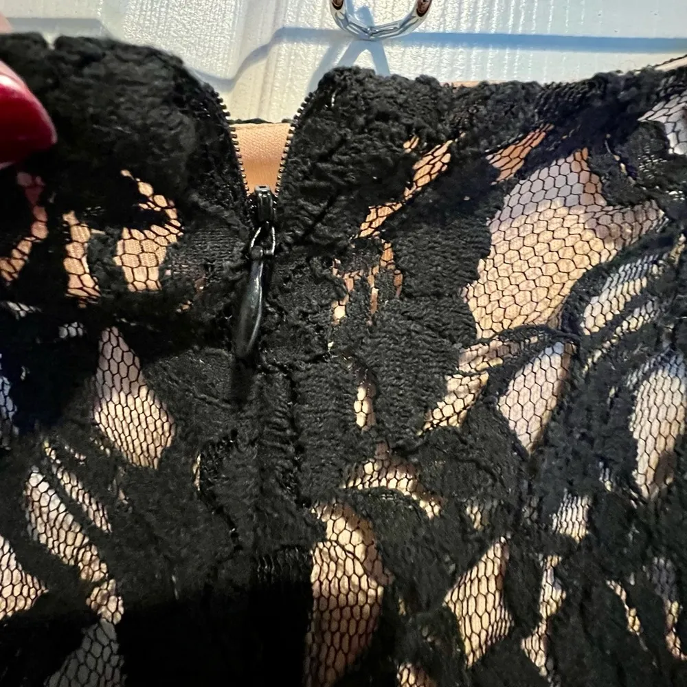 Newport News lace skirt - black lace, tan lining - size 10. - Image 5