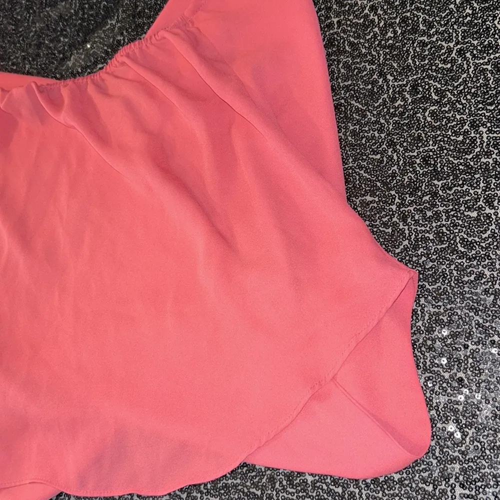 Olivaceous Size small top •  - Image 10