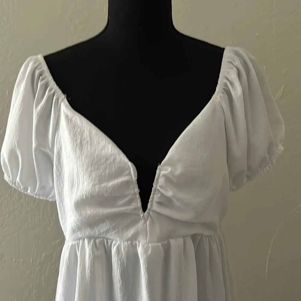 White V-neck Babydoll Top w/ Puff Sleeves - Image 2