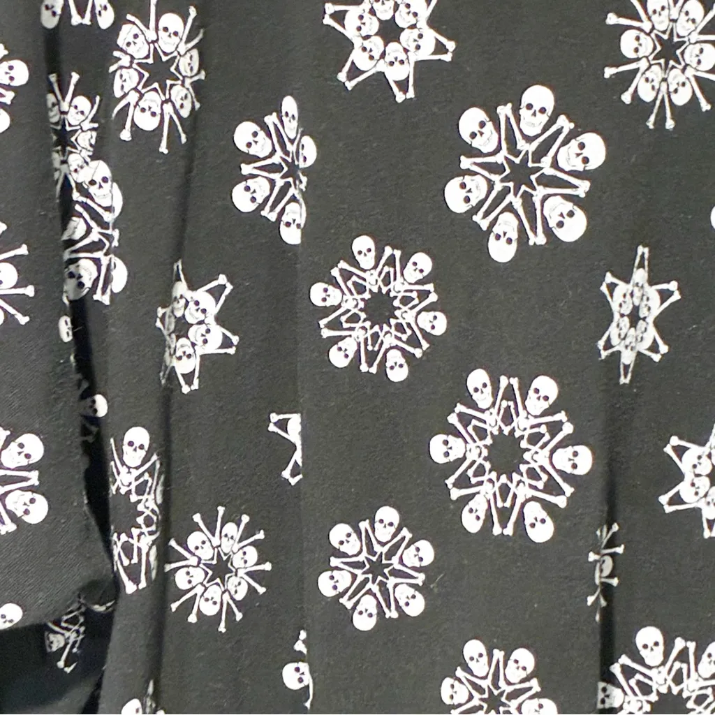 Torrid Plus Size Goth Emo Skull Black and White Snowflake Sweatshirt Pullover 5X - Image 4